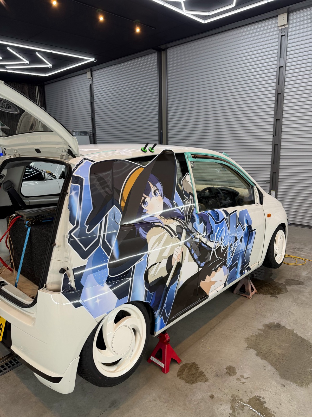 デザインラッピングの白い車（後ろ）