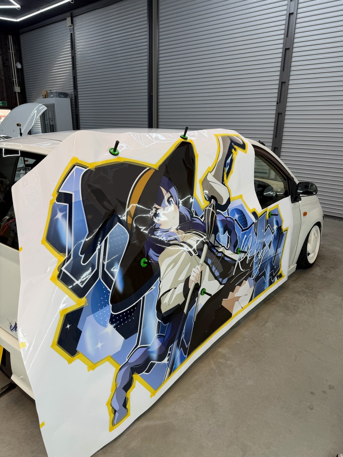 デザインラッピングの白い車